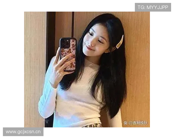 刘洋换衣间自拍像高定走秀，刷到一半我的工资自动静音