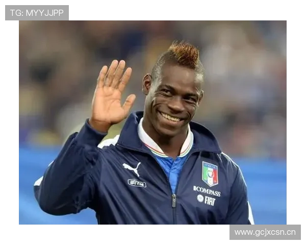 刷到马里奥·巴洛特利门口并排三辆跑车，我朋友当场懵