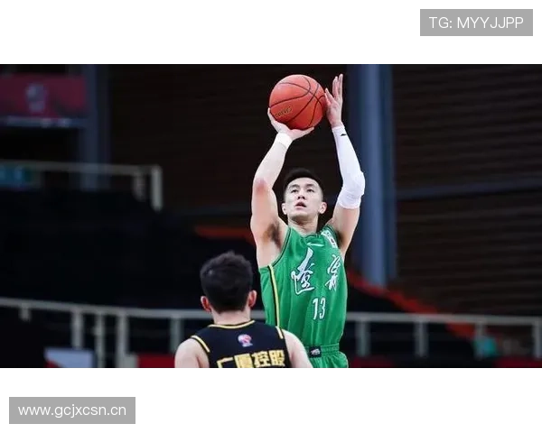 孙铭徽，上场像邻家小哥，下场刷卡像老板